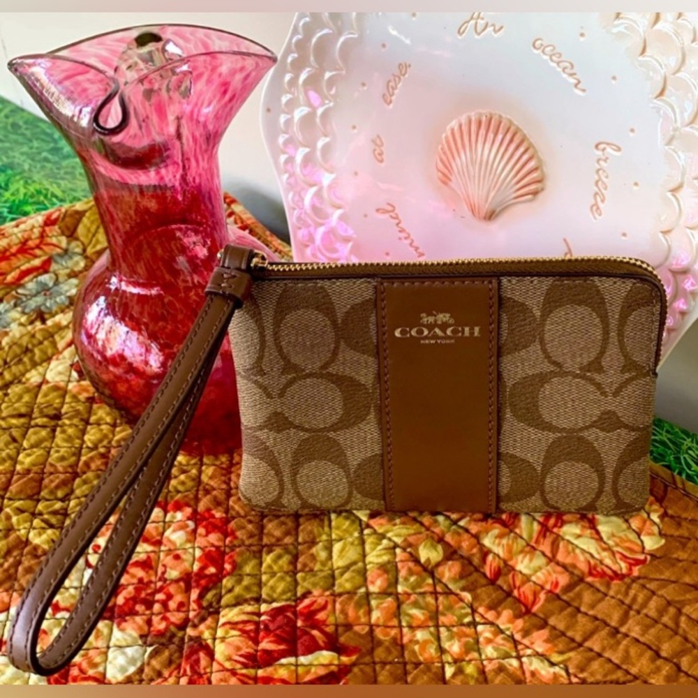 COACH, Adorable Wristlet brown large C’s, NWT
